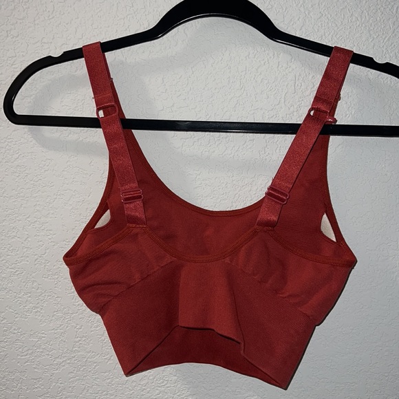 Pro-Fit Seamless Sports Bra - Picture 2 of 4